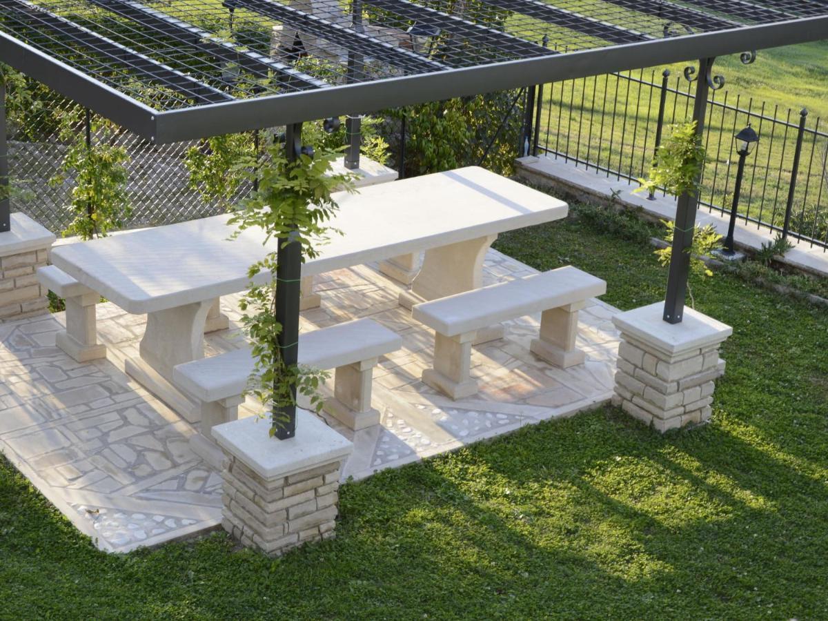 Belvilla By Oyo Graceful Apartment With Garden Petrella Guidi Εξωτερικό φωτογραφία